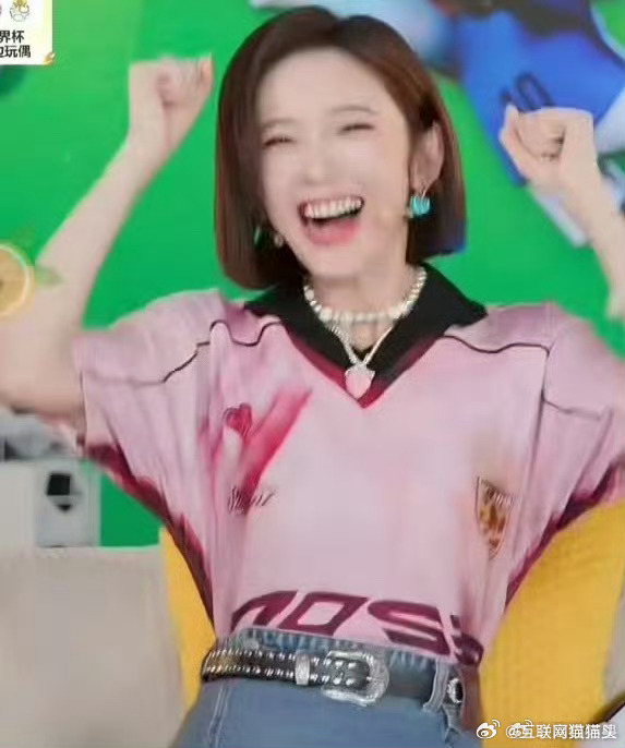 唐艺昕解说团出道唐艺昕姐说球粉色娇嫩正适合唐艺昕解说新人唐艺昕上线，一身粉装温柔
