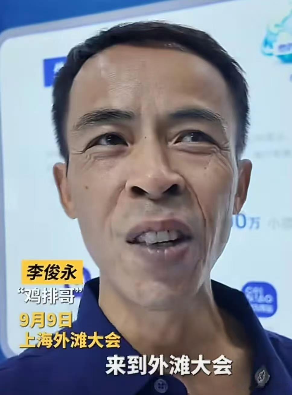 鸡排哥称AI应用令人大开眼界大会现场，鸡排哥见识到机器人泡茶等AI黑科技，直呼刷