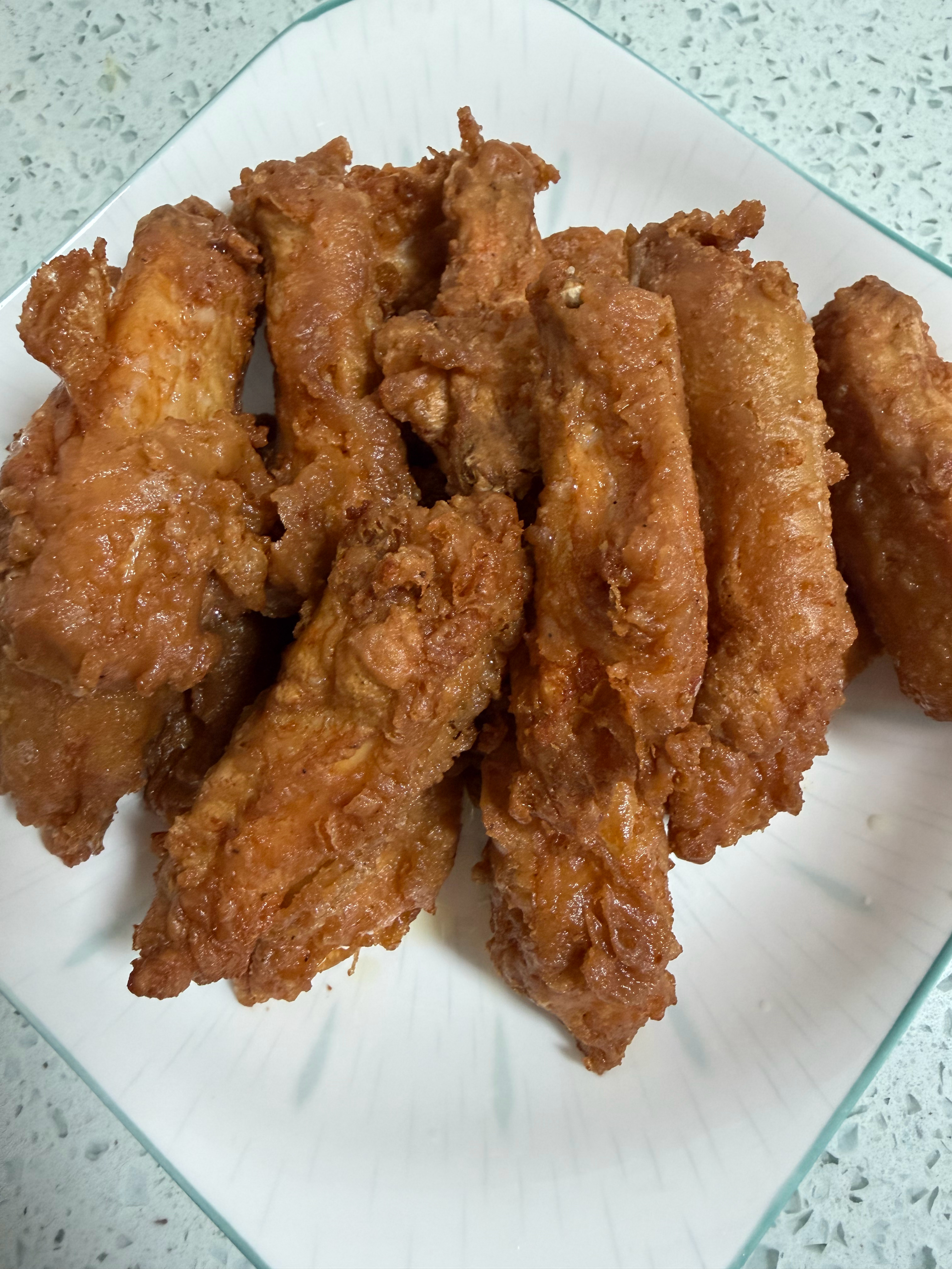开饭吃饭，今晚简简单单豆角焖面一人一份，炸鸡翅酥脆😋 