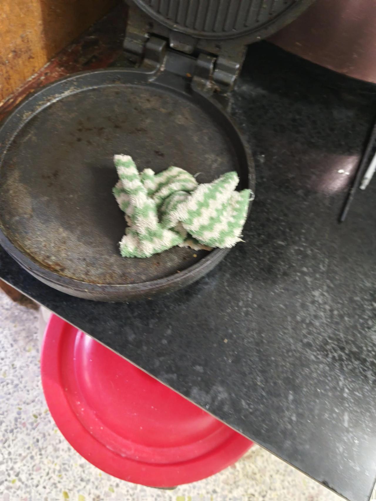 有一个问题我一直想问大家，又不好意思问，就是电饼铛用完你们都是怎样洗的？

电饼