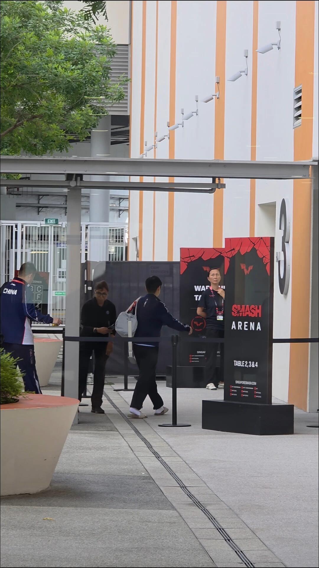 今日小莎自己背着包去上训了，莎莎真真的很可爱，超绝的小腿，走路就是快！
做好训练