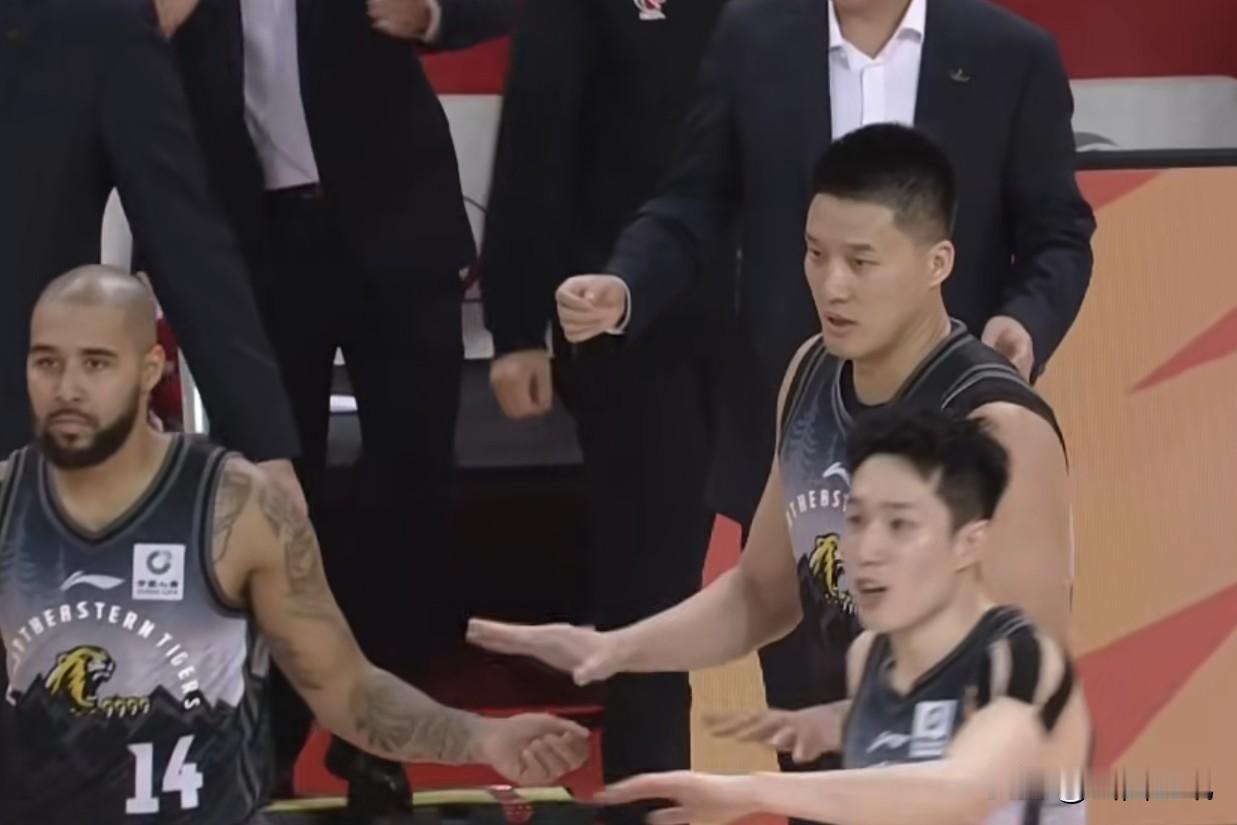 谁说曾繁日球风软？攻筐灵动挺身拿分，防守切球神出鬼没，战胜广厦第一功！
今晚两场