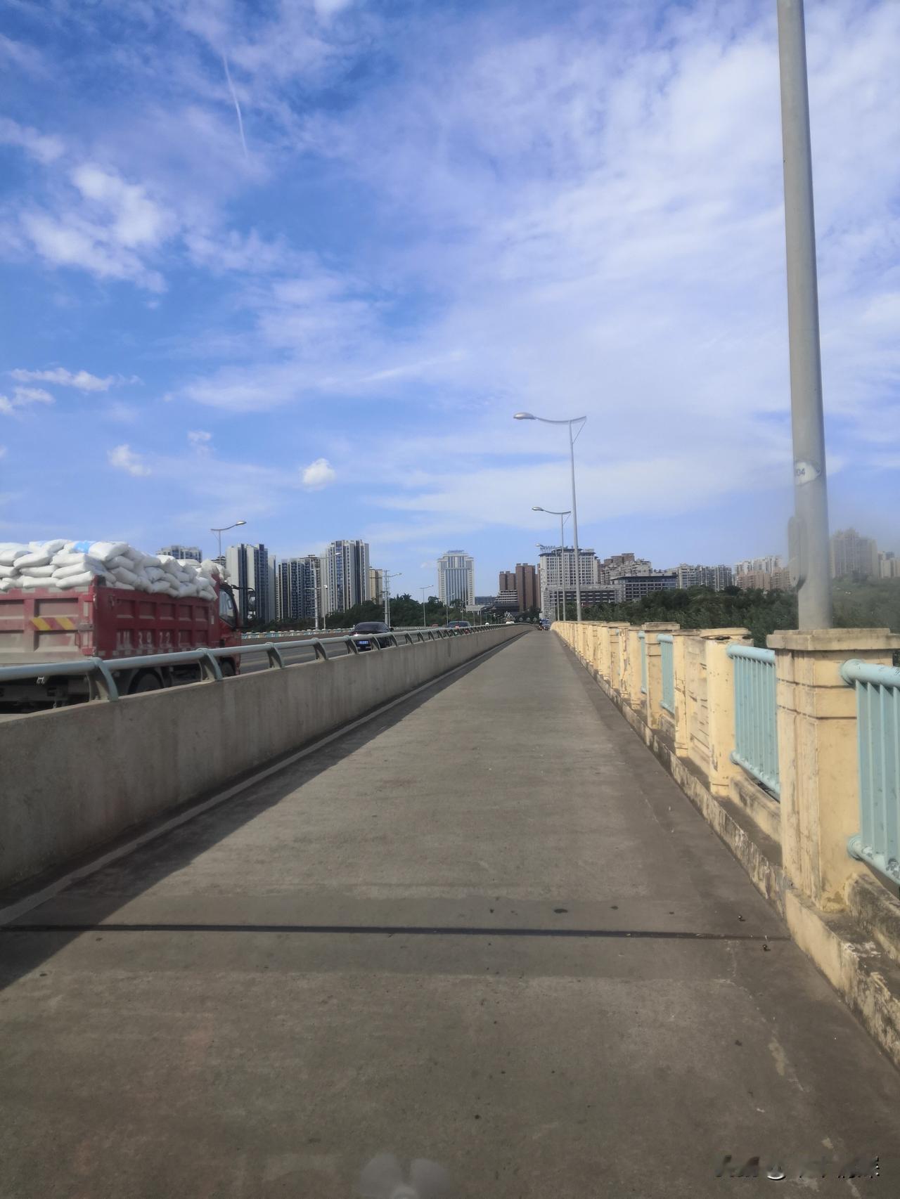 路过资阳行
近日，刚刚过蜀相大桥下桥的时候，右手边是一个加油站，加油站好像很宽大