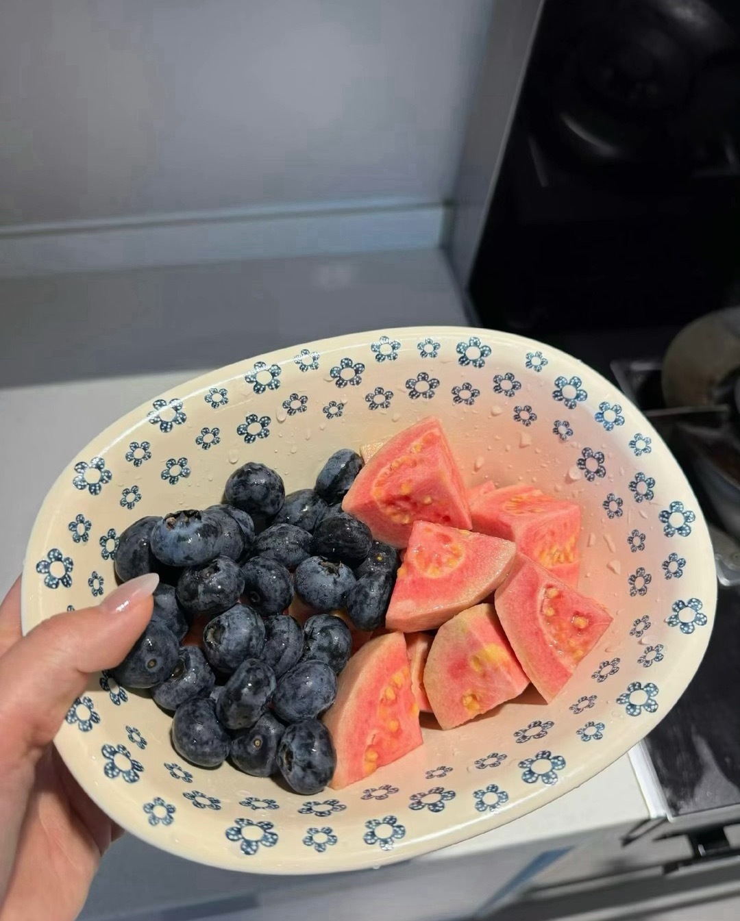 人这一生 究竟能有几个瞬间 心里是热的 话是真的 感情是不必衡量的 