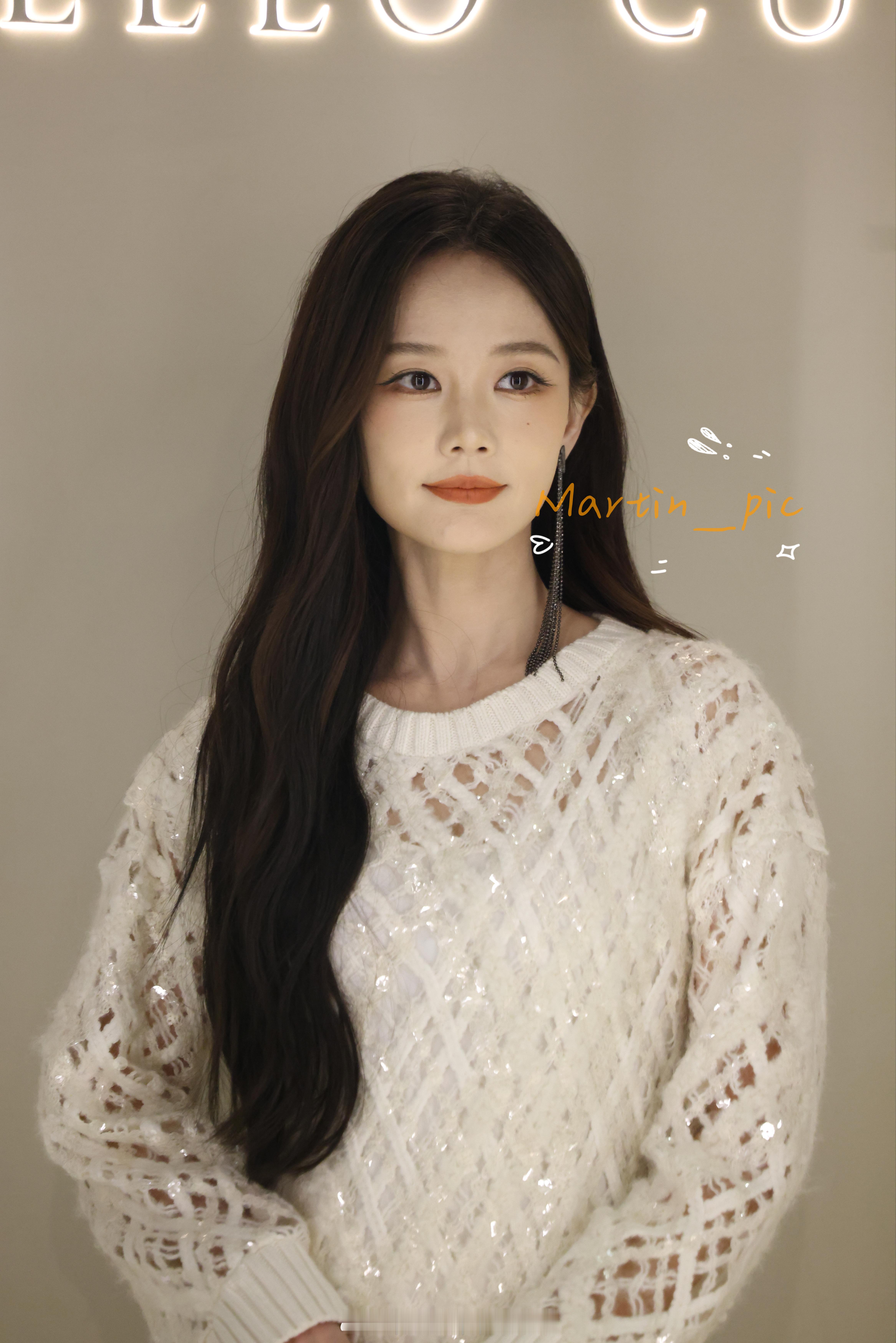 #李一桐[超话]# 桐宝的站台生图直出，好伟大的一张脸#李一桐生图直出# ​​​