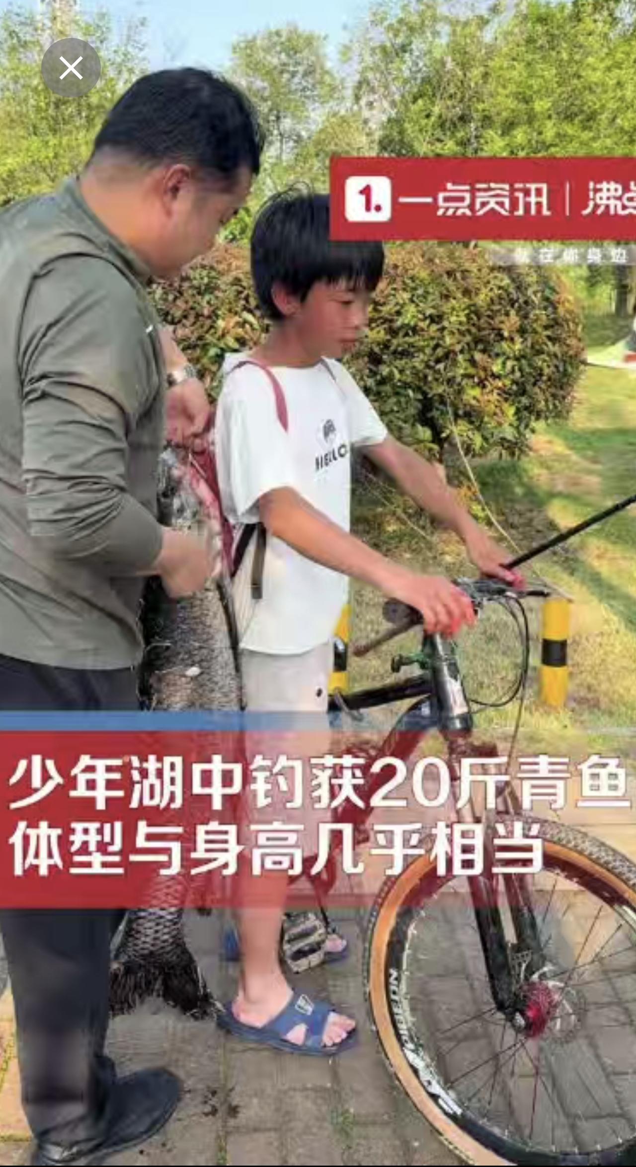 厉害了！少年钓到和自己差不多大的青鱼 热心大哥帮挂书包带回家 株洲 本地新闻 点