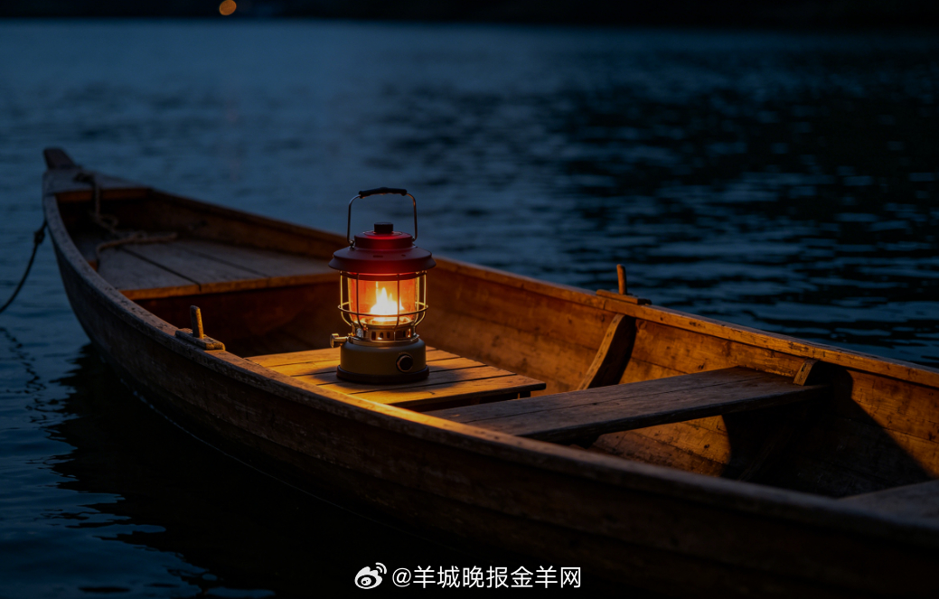 #晚安# 夜色笼罩静谧湖面，小小渔船泊于水岸，拢一簇暖火静静取暖。水波轻晃，晚风