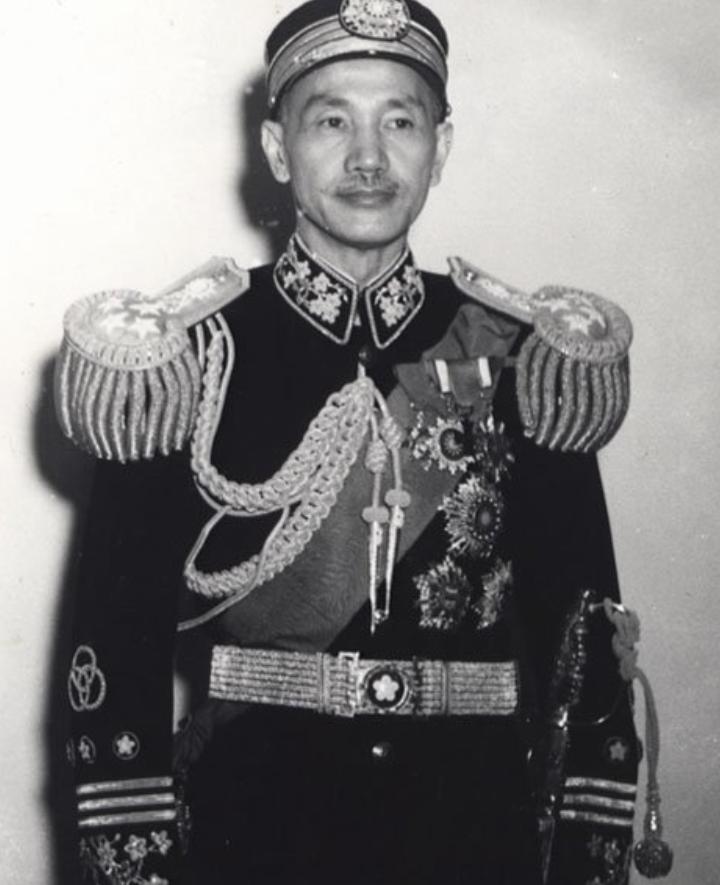 毛庆祥长期担任蒋介石机要秘书，追随蒋介石二十余年，深得信任。抗战胜利后，他积极谋