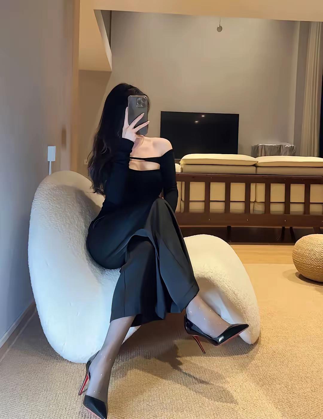 优雅黑裙，红底高跟鞋，镜中自拍的魅力时刻。