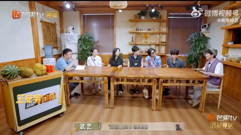 #王安宇被夸帅冲昏了头脑#新一期《忙忙碌碌寻宝藏》中，王安宇被夸好帅，瞬间陶醉了