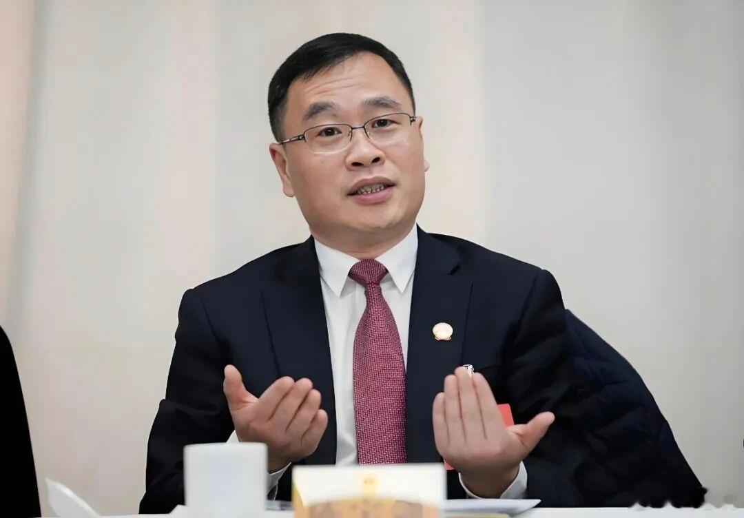 上海市副市长陈宇剑，今天官宣落马了。陈宇剑是1970年2月生人，山东郯城人。陈早