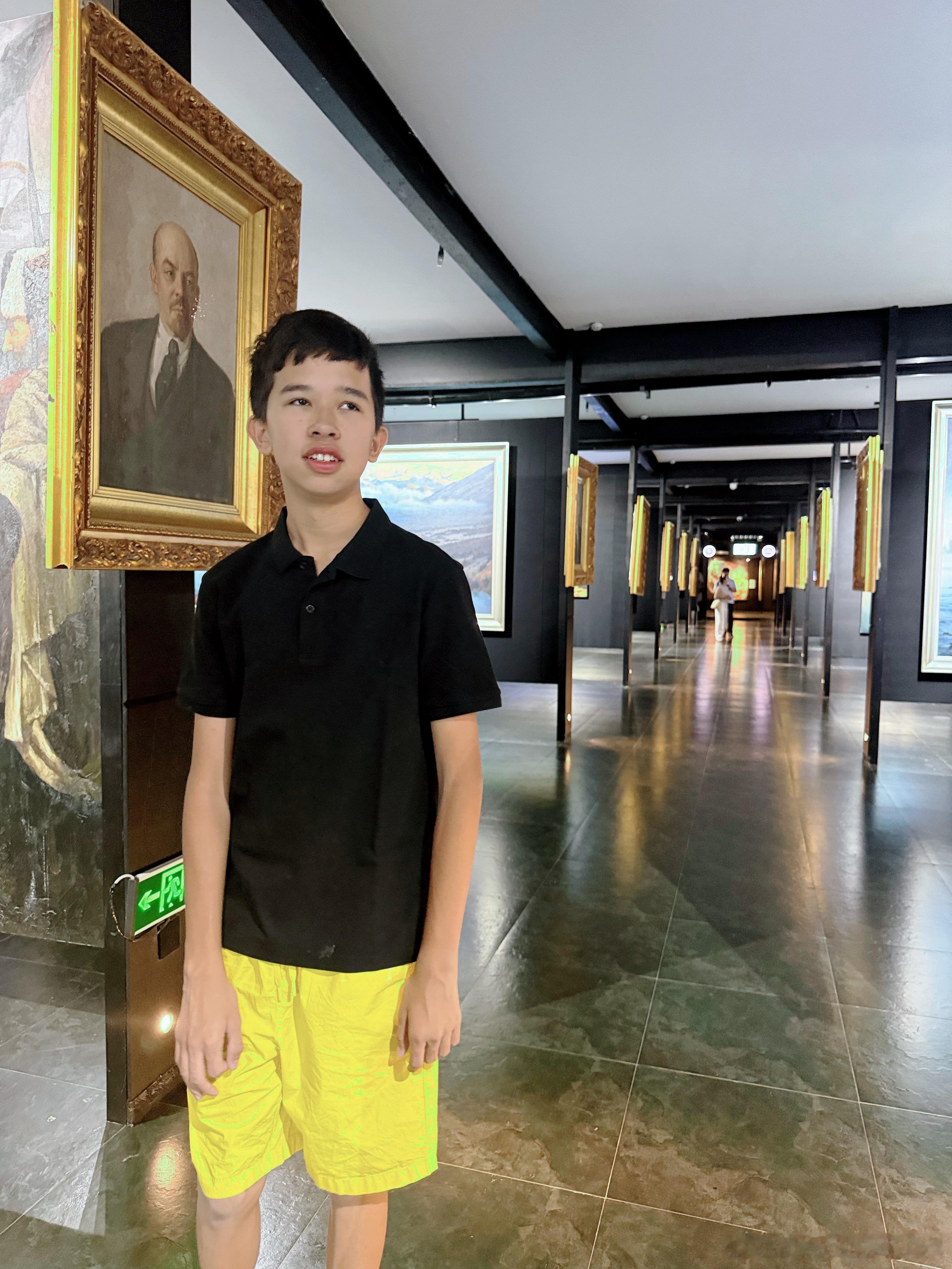 小球球的入乡随俗是这样入的。他和几个同辈的孩子们玩桌游，球球的运气爆棚，经常赢。