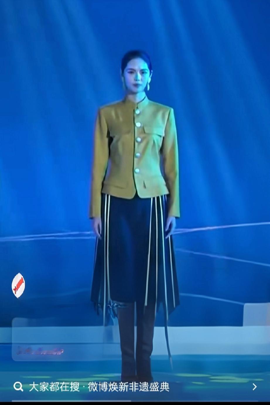 一袭马面裙，藏着华夏衣冠的千年风骨
 
你可曾见过这样一种裙裳？它裙摆如瀑，行走