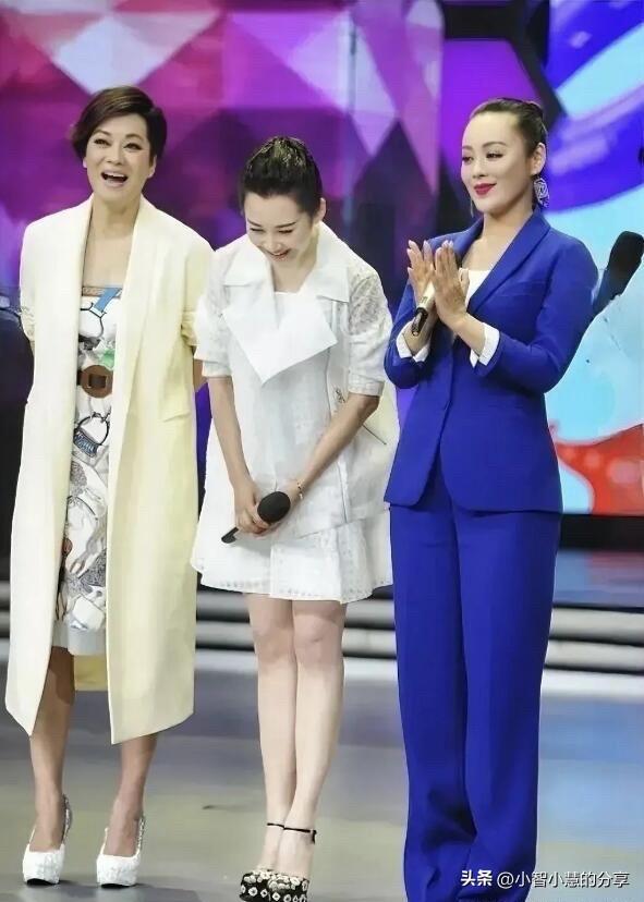 估计百分之九十五以上的男人都会喜欢中间弯着腰的这个美女吧，她的形象、容貌、气质都