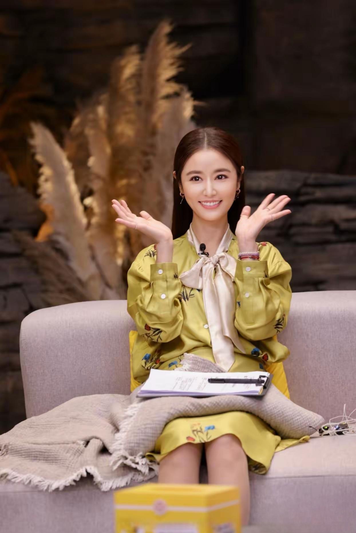 50岁的林心如状态太绝了！一身明黄色衣裙衬得肤白貌美，笑靥如花自带温柔气场。小女