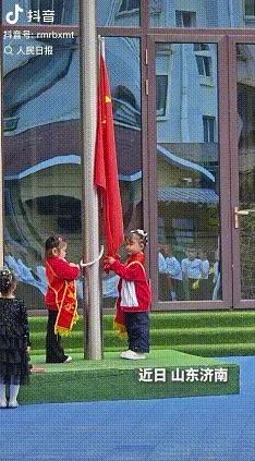 火到人民日报了！
 
近日，山东济南一家幼儿园组织的升旗仪式视频突然在网络上爆火
