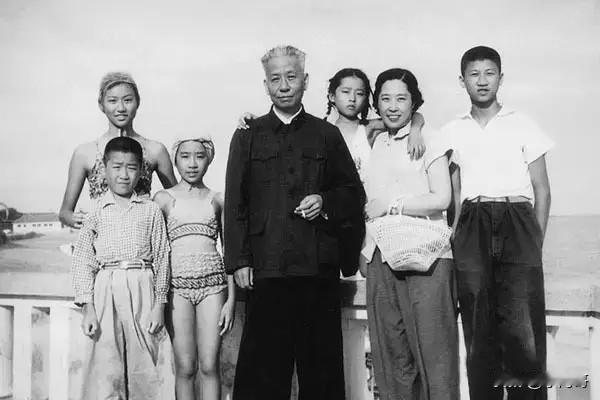 1960年北戴河旧照：伟人一家的温馨日常
 
1960年北戴河海滨，刘少奇与王光