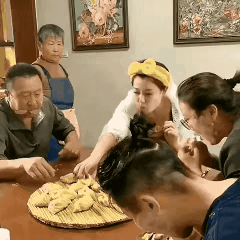挨了一巴掌，瞬间变乖了[快哭了]