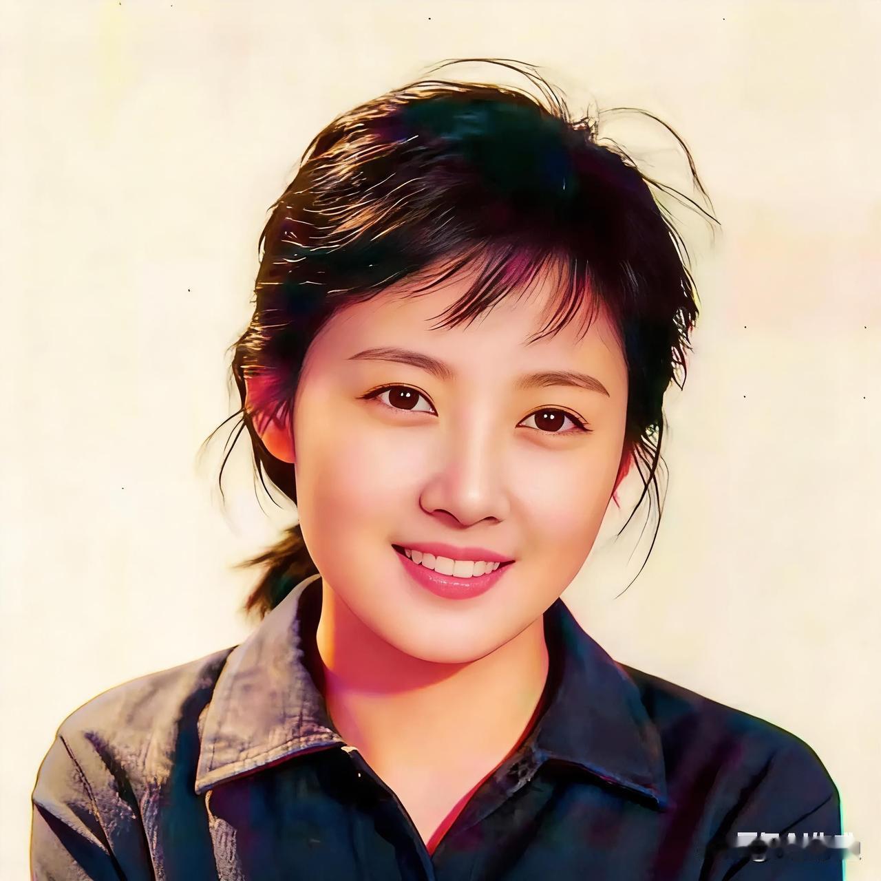 一个微笑的年轻女子，背景简单。