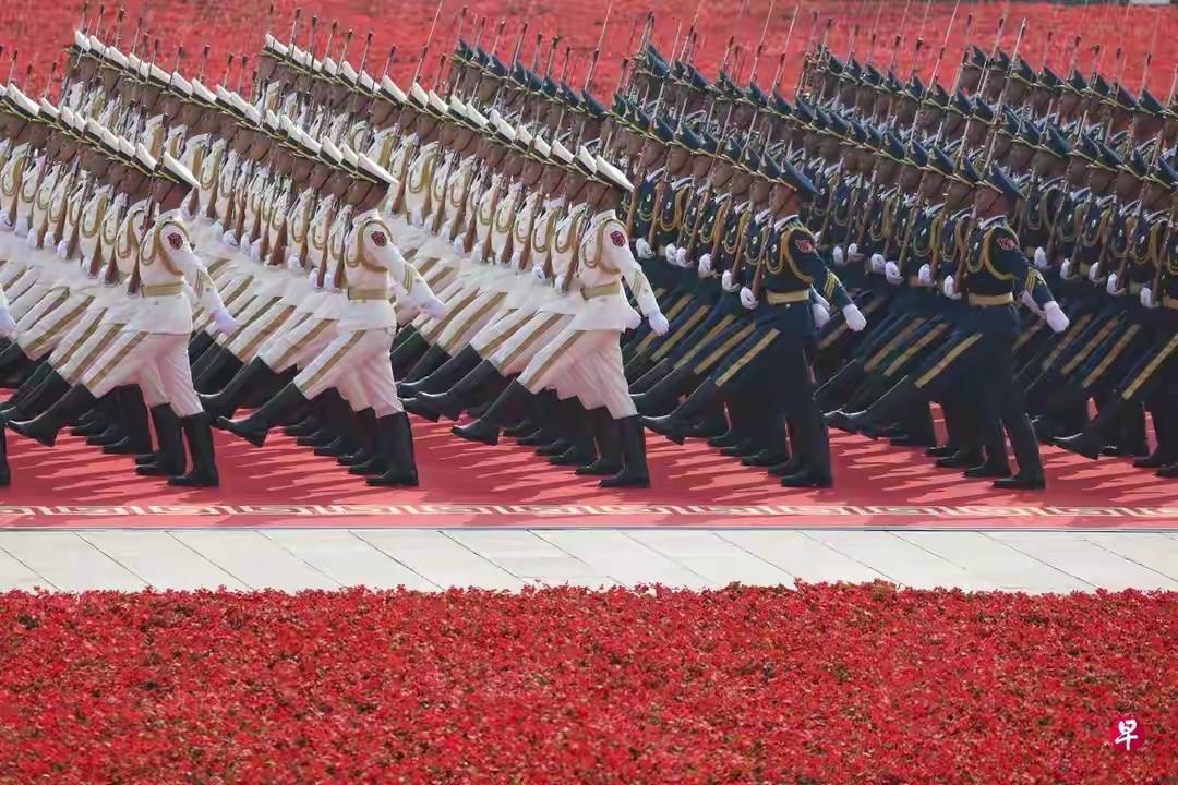 美国网友认为，中国军人的“九三”阅兵场景是“AI”科技合成的，他们不相信有这么整