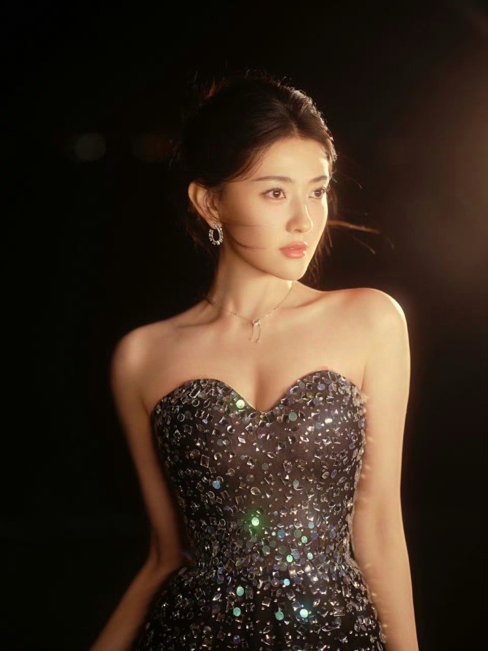 梁洁把3000颗碎钻亮片穿在身上 梁洁这身是“移动的珠宝展”吧！三千颗碎钻像被月