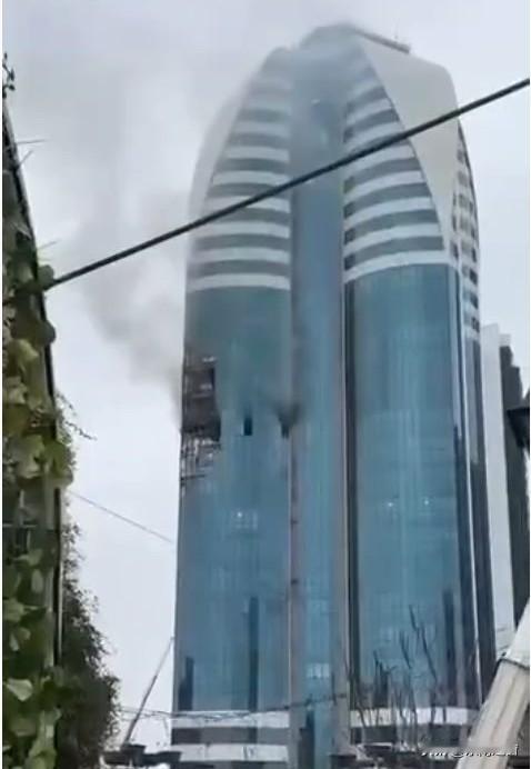 绝了！一边美乌在迈阿密谈“和平计划”，一边乌克兰直接无人机炸了车臣首府，泽连斯基