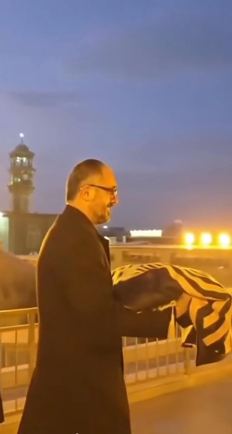 伊朗升起黑旗。升旗会迟到，但是永远都不会缺席。