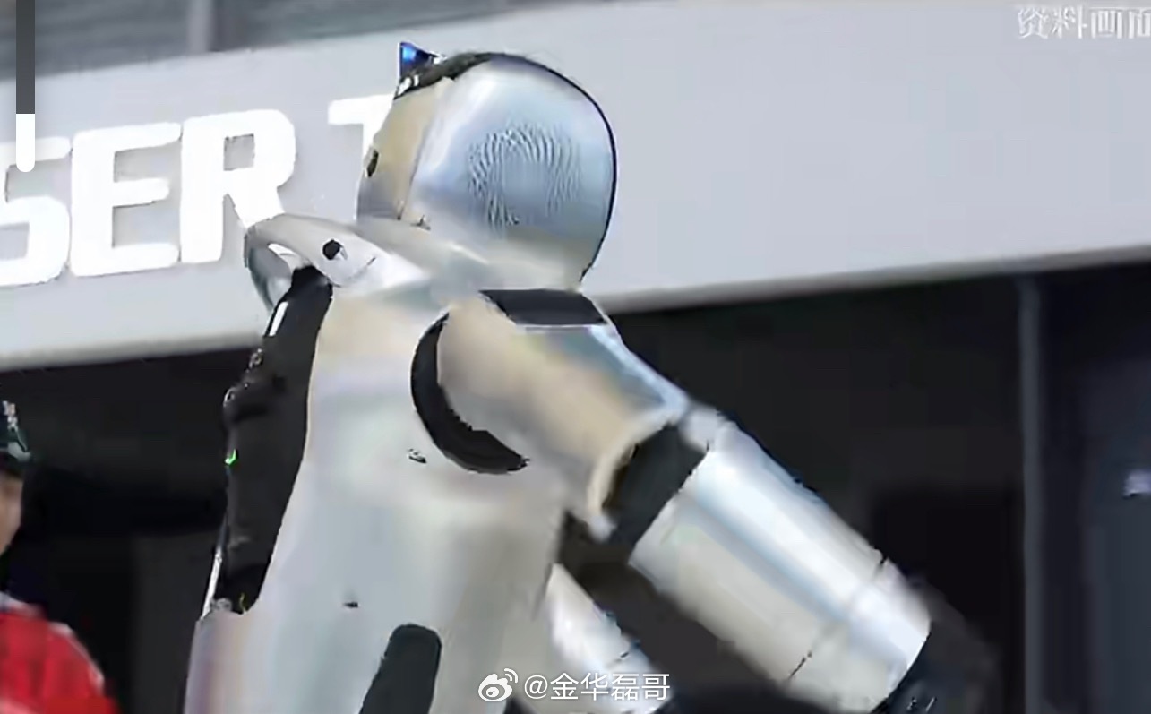 机器人把家管得明明白白AI正悄悄重构每个家庭日常，从家务省心到观赛尽兴，从被动响