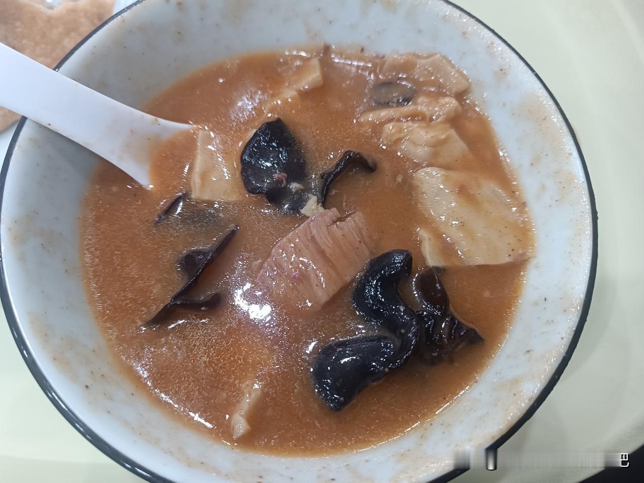 早上起来，喝一碗热气腾腾的胡辣汤，感觉整个人都精神了。
虽然很多地方都有胡辣汤，