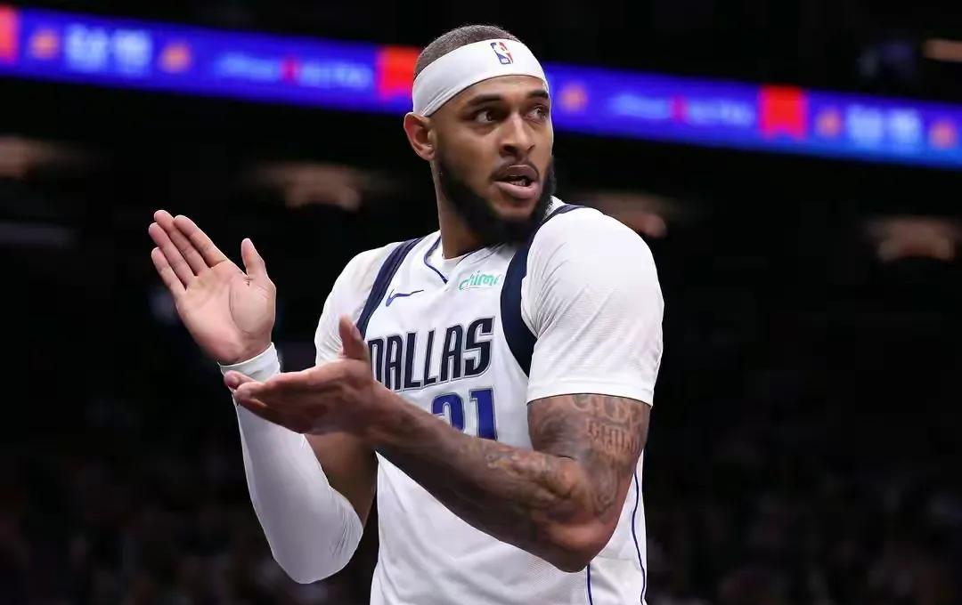 队友击地传球滚出界外时，加福德还空举着双手站在禁区。
连续四场4分4板——这个上