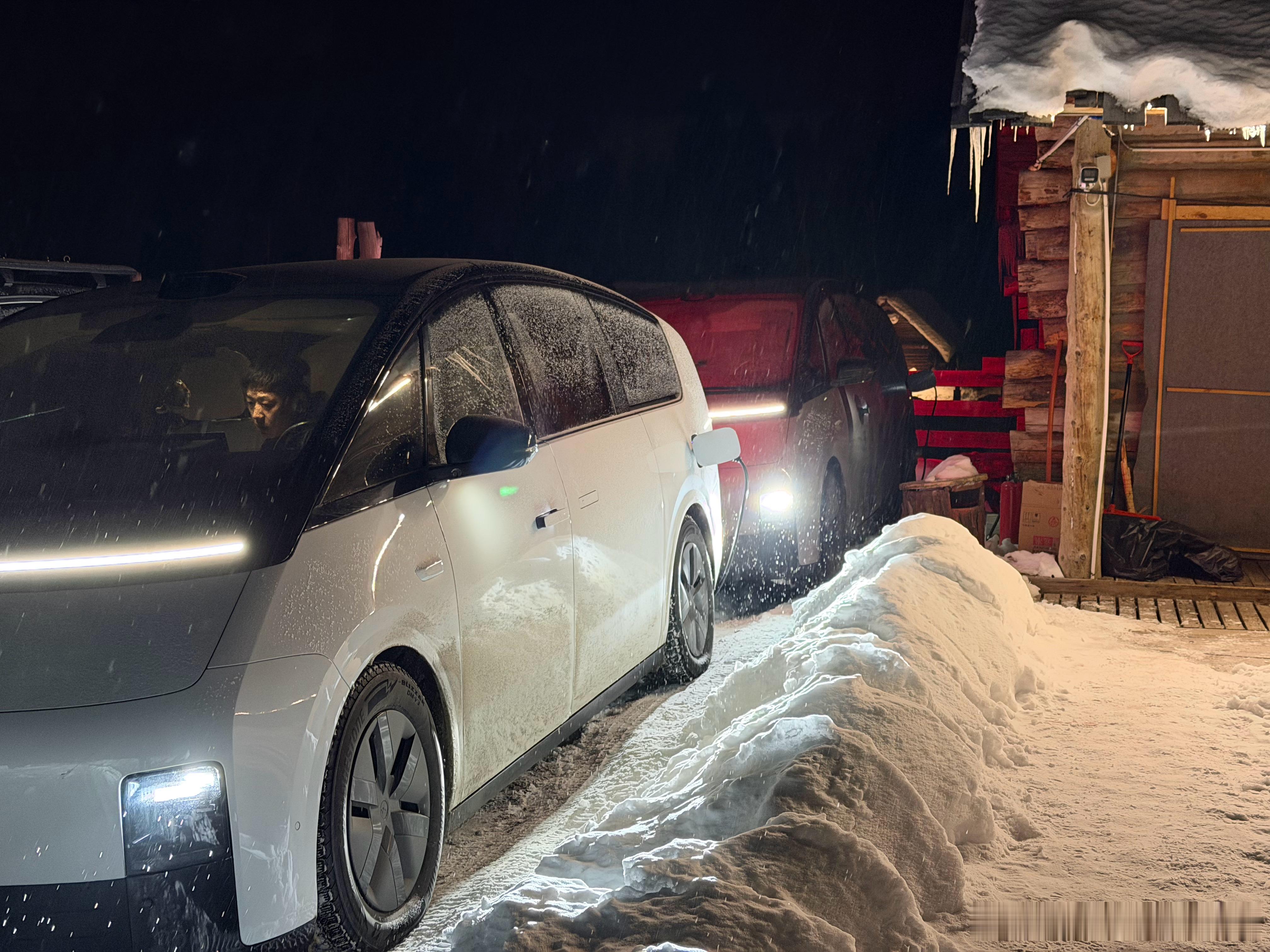 下雪了 小木屋前的两台MEGA分别来自浙A和苏A 明天即将到达一台闽D大兄弟厦门