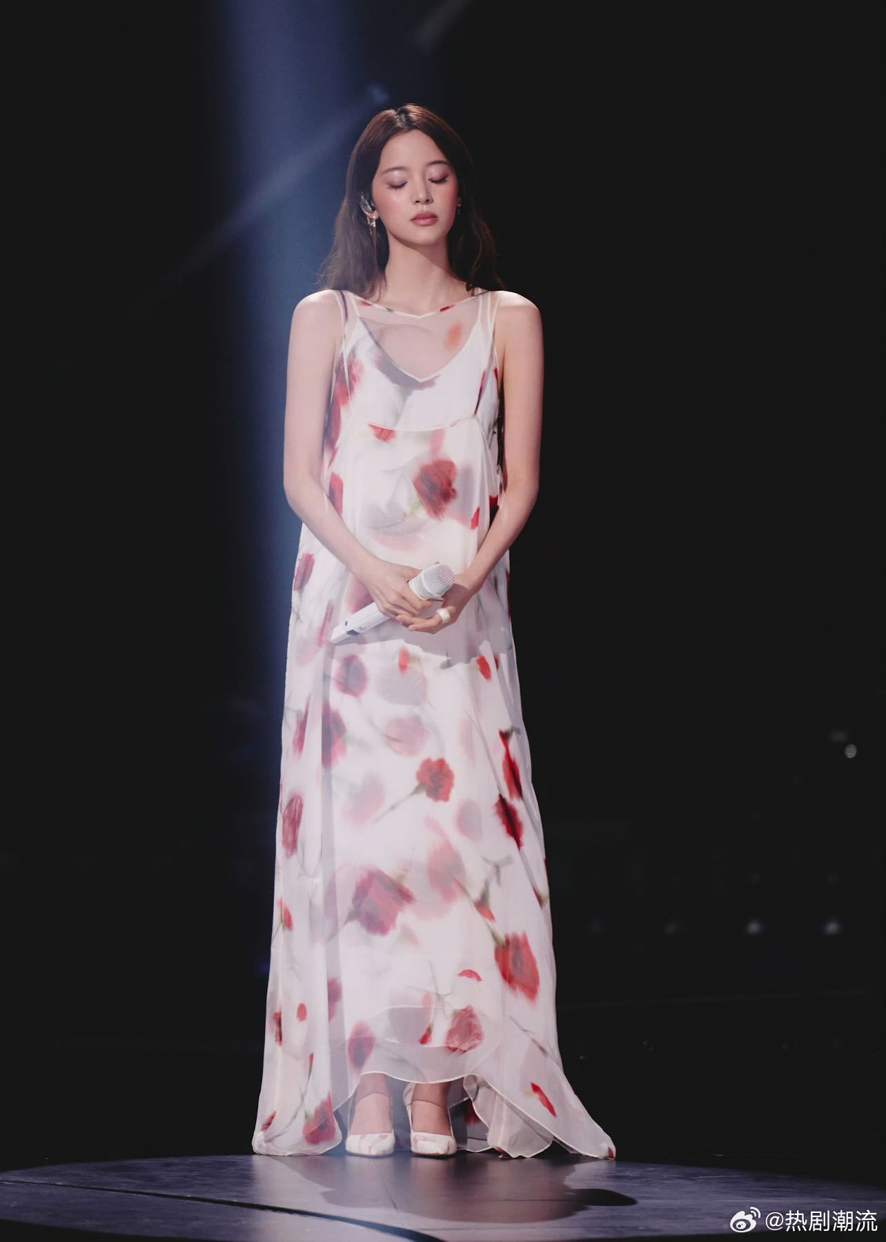 欧阳娜娜风中摇曳的玫瑰 《天赐的声音7》带来歌曲《我不难过》，通透声线搭配深情叙