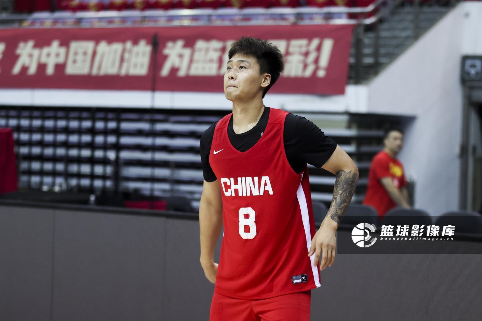 中国男篮vs波黑男篮 今晚中国男篮坐镇南京主场，迎战波黑男篮，上午男篮进行了踩场