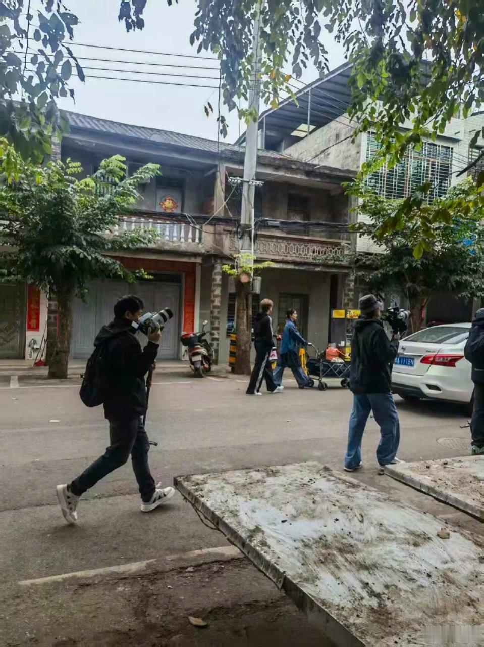 偶遇王鹤棣白鹿菜市场买菜 好期待这个《亲爱的客栈》！ 娱乐