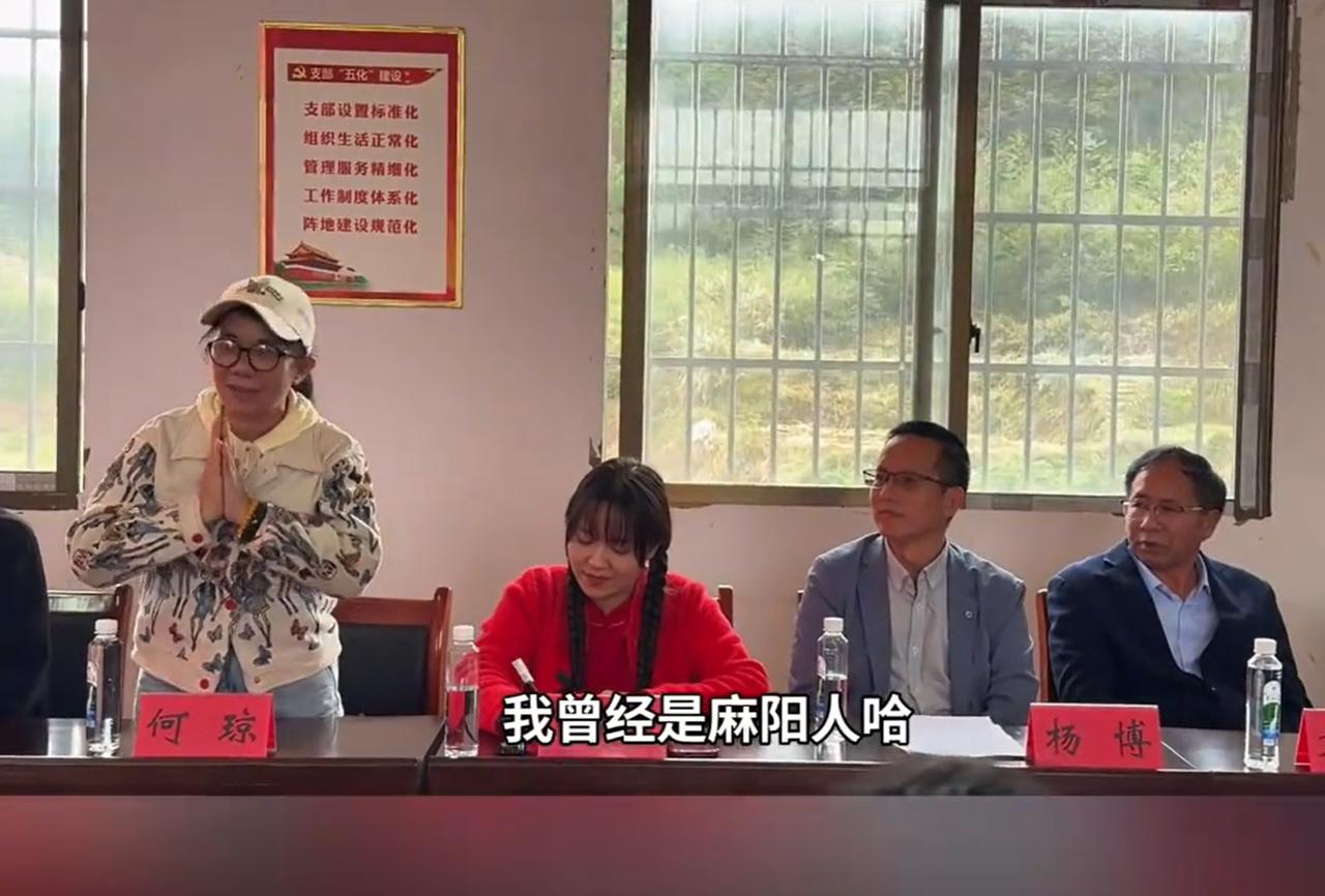 原来，张雪母亲重回麻阳，不是张雪邀请的，而是麻阳当地邀请的。

张雪母亲好像也没