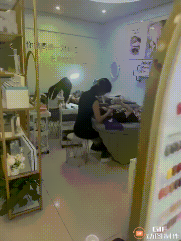 今天，陪媳妇去做美容，美容店里走进来一位身穿道袍的道士，在那跟老板娘攀谈，说白点