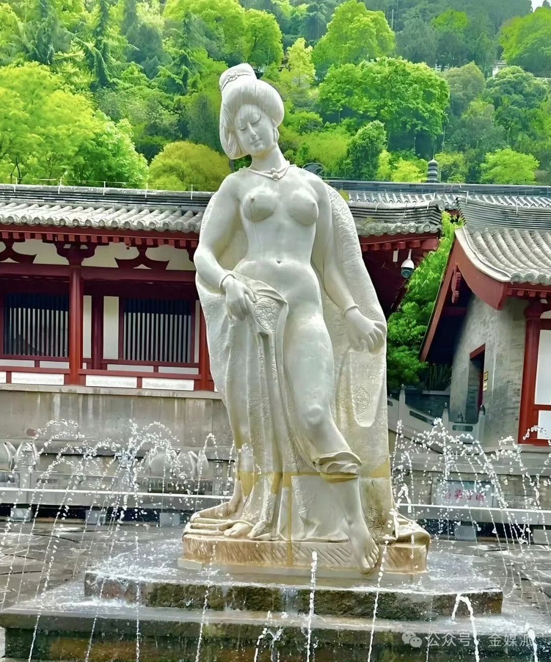 最近被一条新闻惊掉了一颗大门牙。新闻说的是，有多名网友发帖称，西安临潼华清池景区