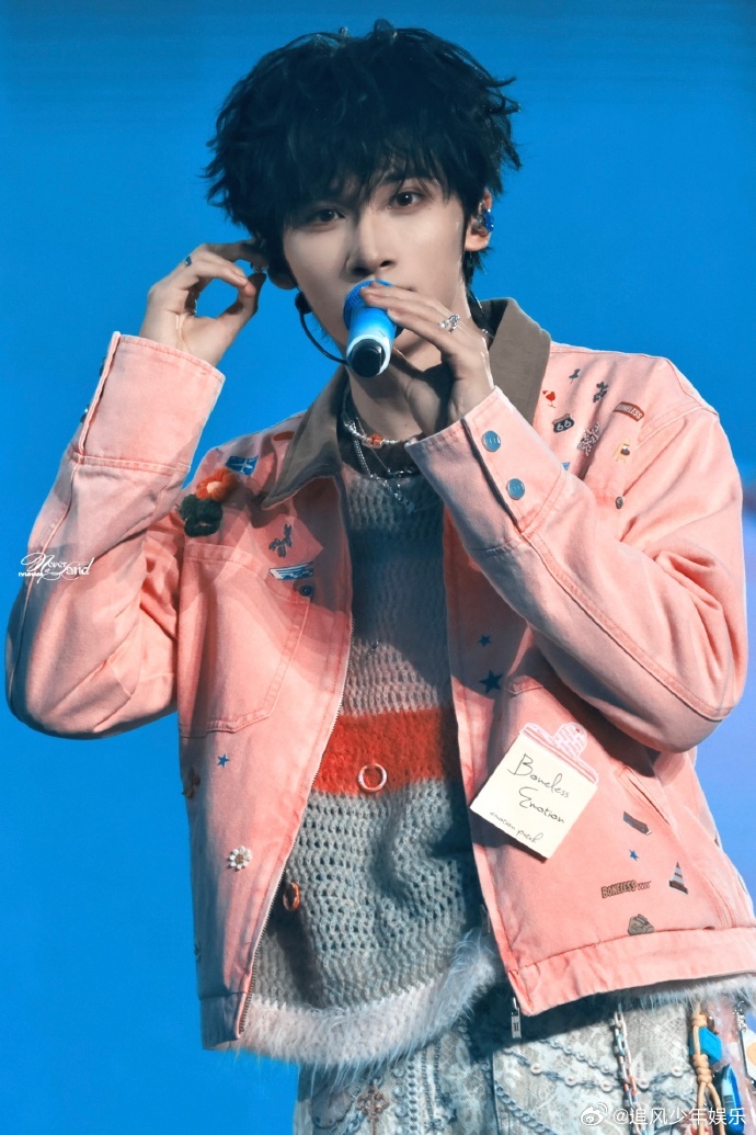 余宇涵音乐节粉色造型的余宇涵太亮眼了！舞台表现力满分，又唱又跳活力满满，太圈粉了