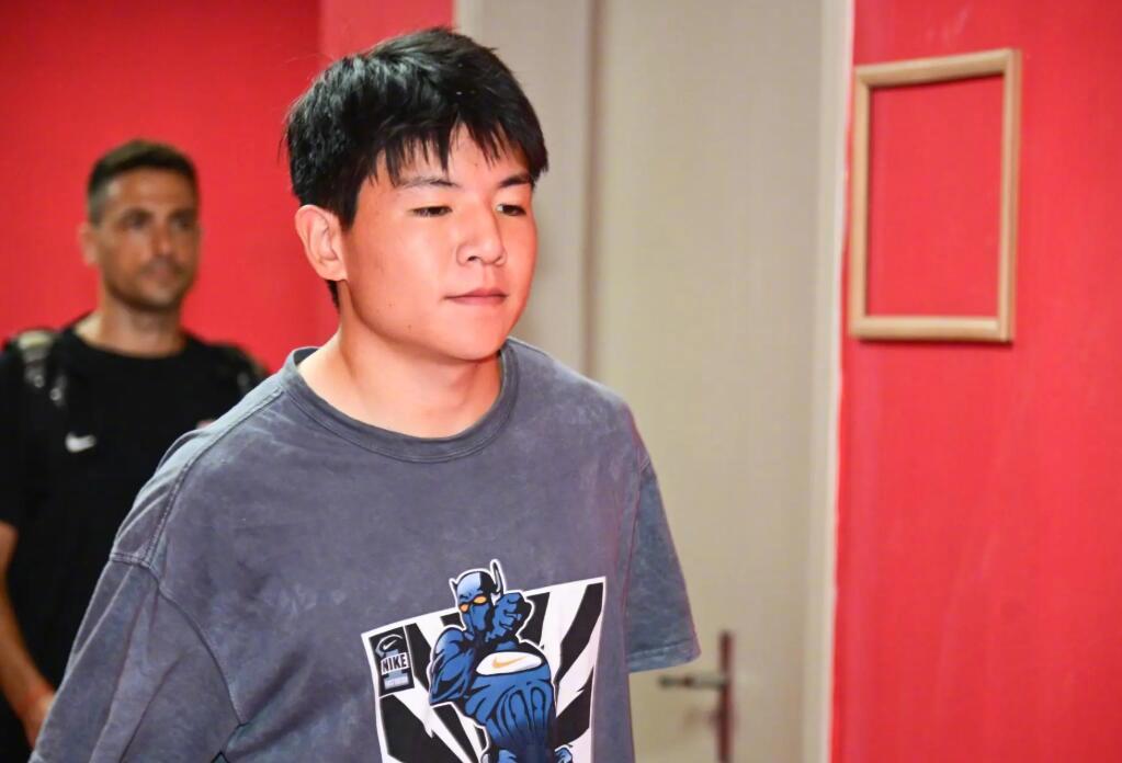 据《体坛周报》记者王晓瑞的消息，徐彬已经于北京时间今天上午离开吉达，飞往英国。体