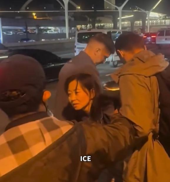 美国机场，一名31岁中国籍林姓女子，本来高高兴兴跟同事出门团建，谁料，只因站错一