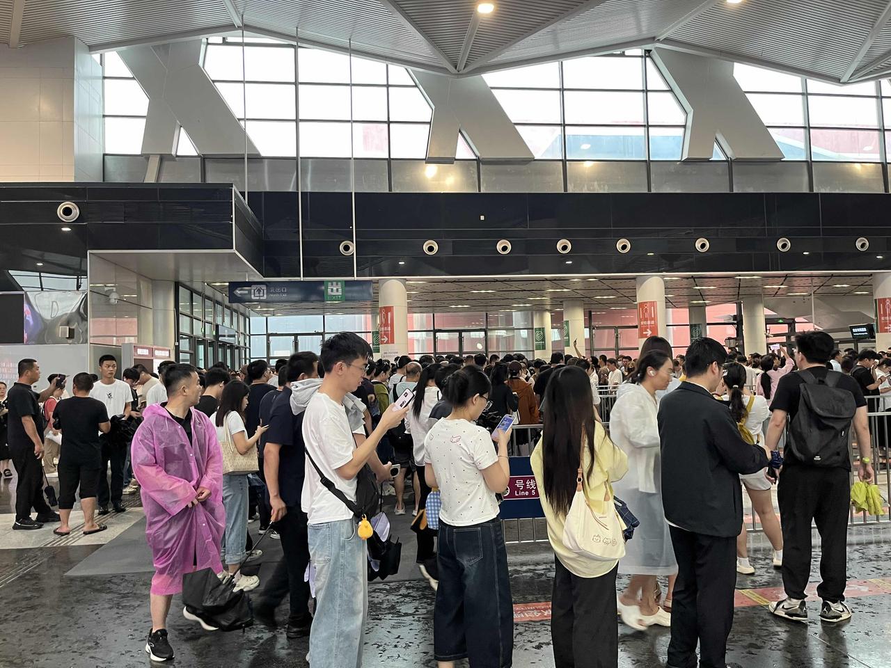 8月12日，北京早上阵雨，导致地铁5号线大面积延误，列车之间发车间隔延长。

地