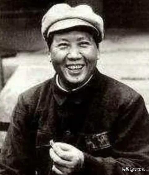 1927年，毛润之在被敌人押解行走的路上，他先用随身几十块银元贿赂普通团丁，士兵