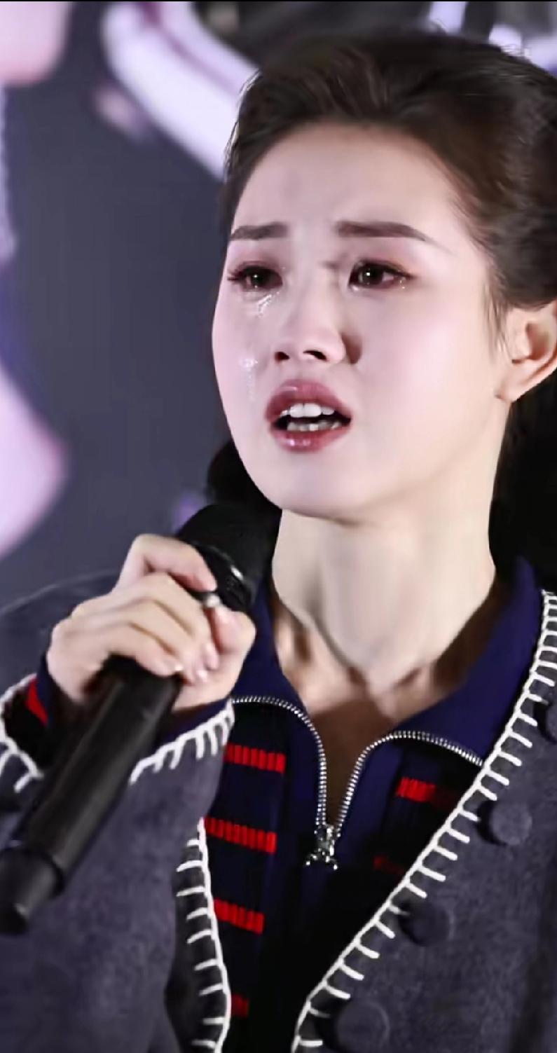 经过几个月的努力经，郭宇欣在长剧《玉簟秋》的戏份终于终于杀青啦！当她在现场看到应