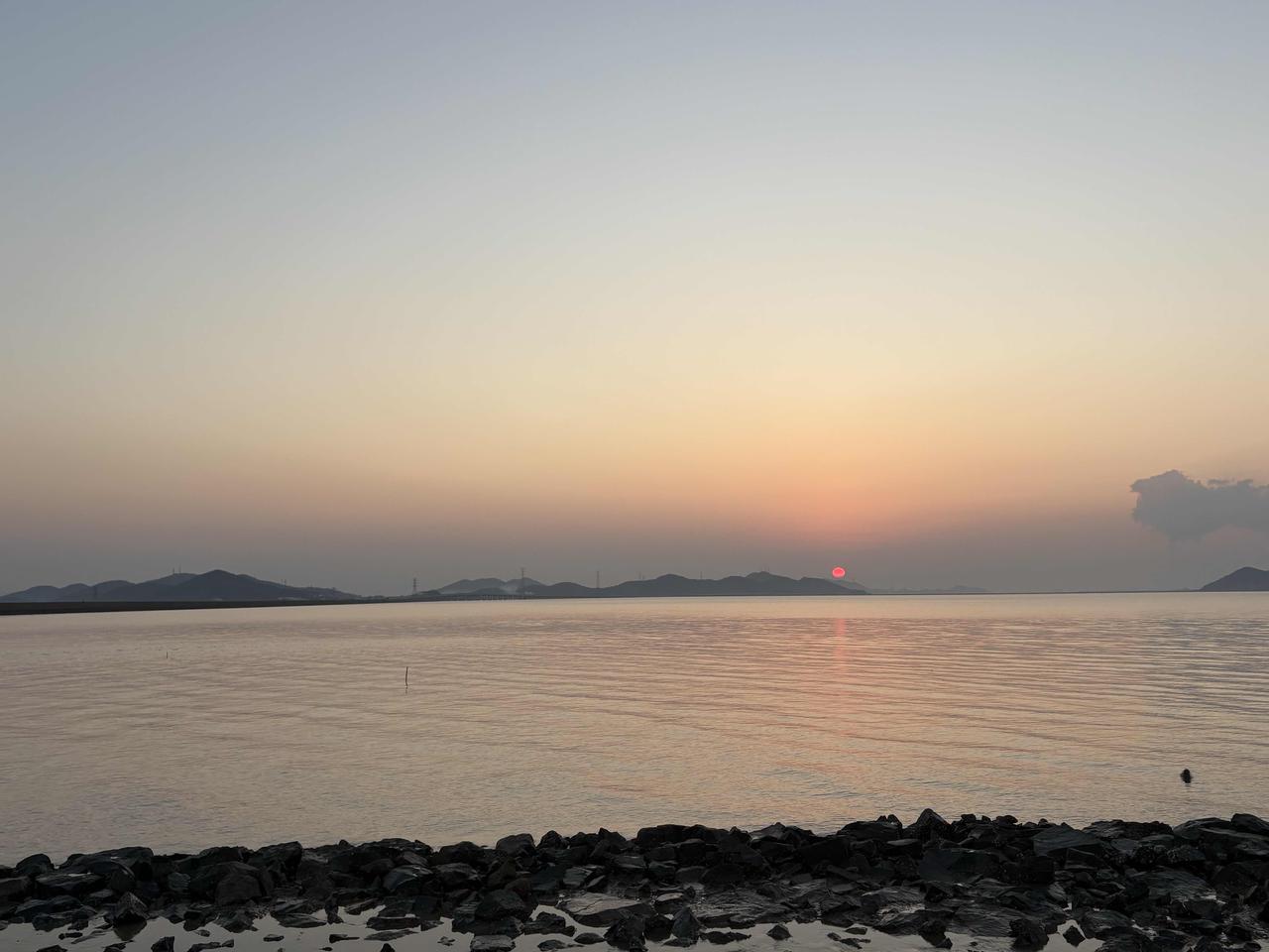 15只核心标的清单，覆盖科技成长、顺周期价值、防御高股息三条主线，含入场区间、止