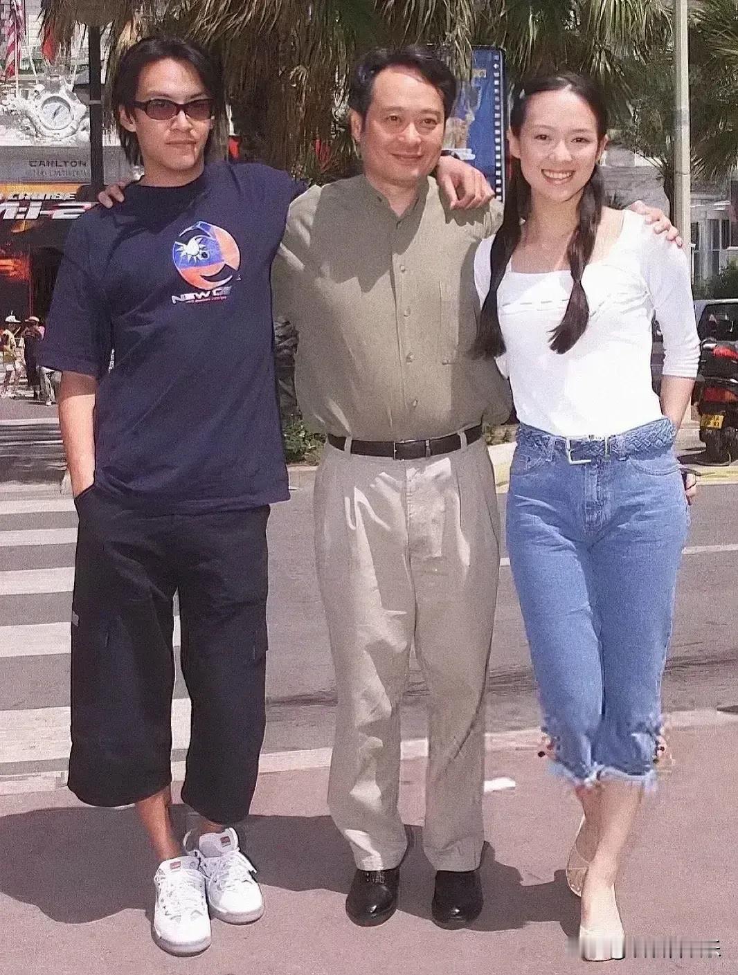 左边是张震icon,右边的女生是谁？
身着牛仔裤，这个腰带真有熟悉的感觉，我应该