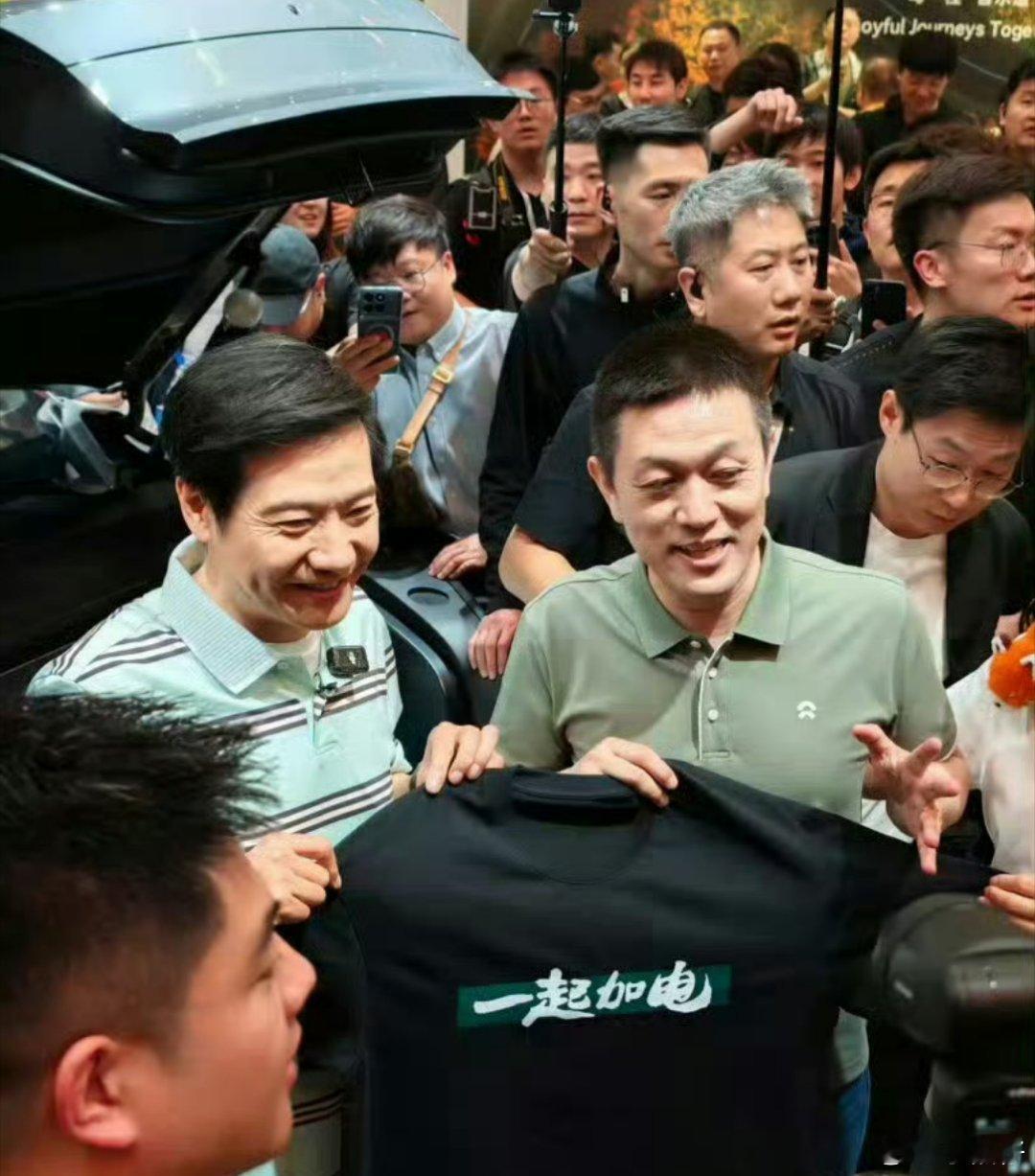 有个说法是，理想帮人销衣服库存，那得有个二维码，方便扫码购买！2026北京车展 