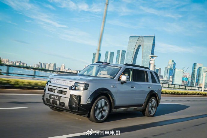 神行者8豪华大六座新旗舰 了解完神行者8，你会发现它把路虎的全地形功底和华为智驾