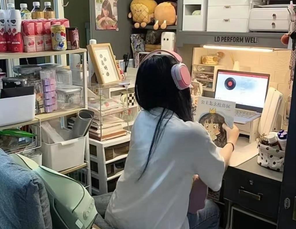 大学生宿舍直播：别让流量，偷走室友的“安静权”
 
凌晨一点，女生宿舍的遮光帘里