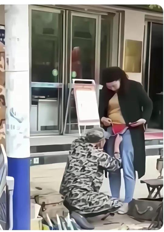 〔欣赏图片〕
图中画面真给力；
一个老汉手艺精；
业余爱好是修鞋；
专职业务修拉