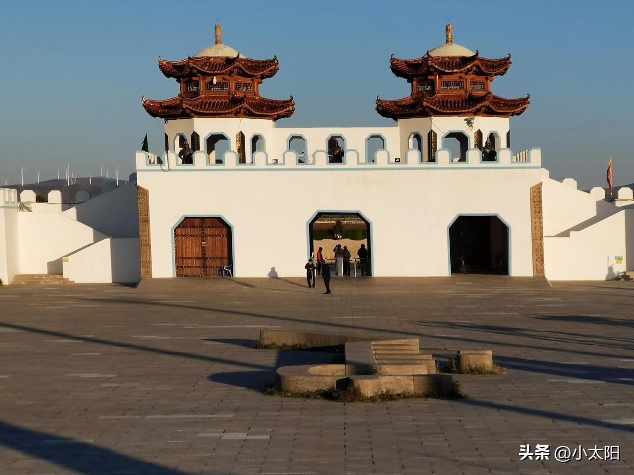 游览京北草原大汗行宫——行宫再现了大汗当年的威武，再现了当年战争中士兵的威风，再
